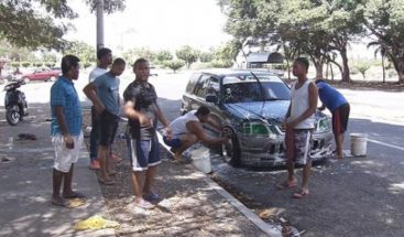 Lavadores vehículos SDE advierten continuarán protestas si no los dejan trabajar