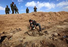 Los yazidíes empiezan a sacar a sus muertos de una fosa común del EI en Irak