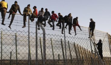 El papa afirma en Marruecos que la inmigración no se resuelve con 