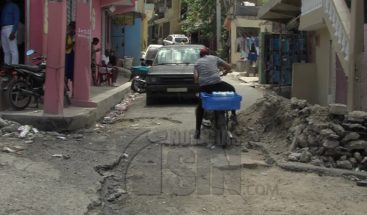 Moradores recolectan dinero para arreglar las calles en el Café de Herrera