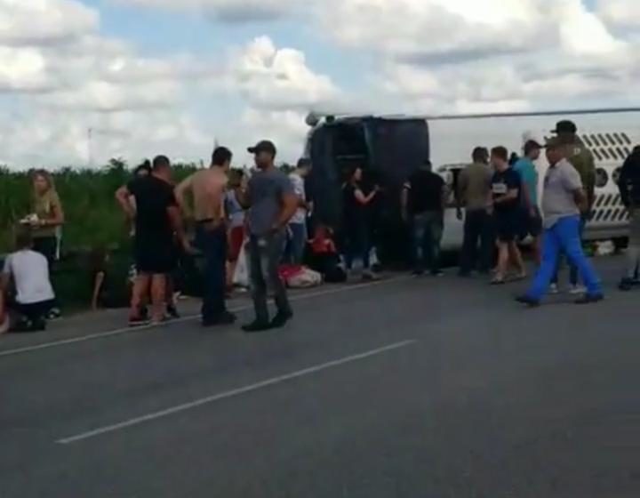 Al menos 17 turistas heridos durante accidente de tránsito en la Autopista del Coral