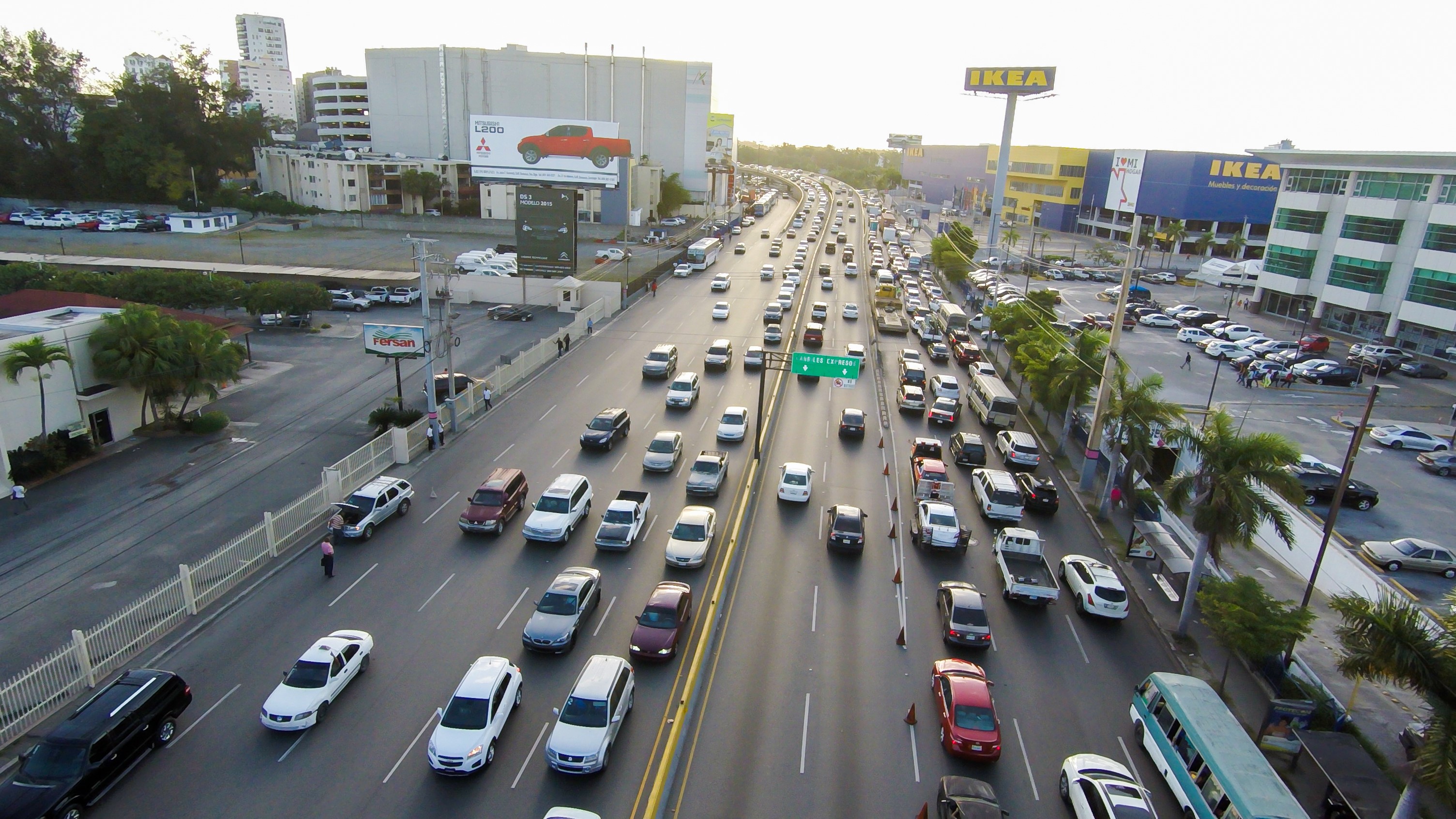 Rescatan joven secuestrada dentro de vehículo que circulaba por la avenida John F. Kennedy