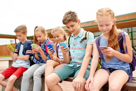 Teléfono móvil y niños: ¿cuáles son los peligros?