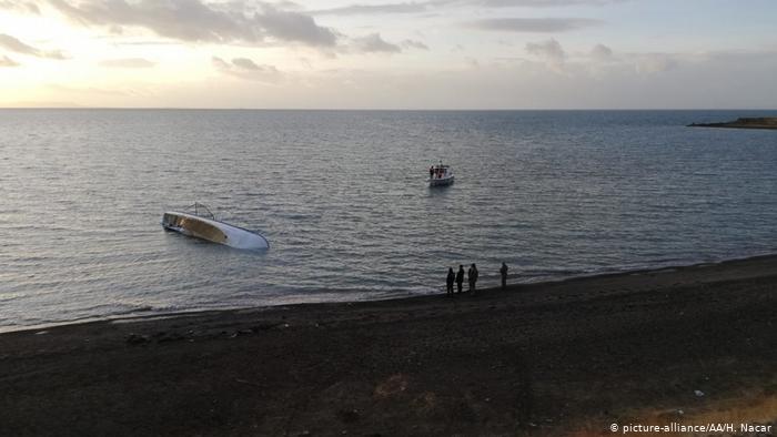 Treinta y cinco inmigrantes piden ayuda al hundirse su barca rumbo a España