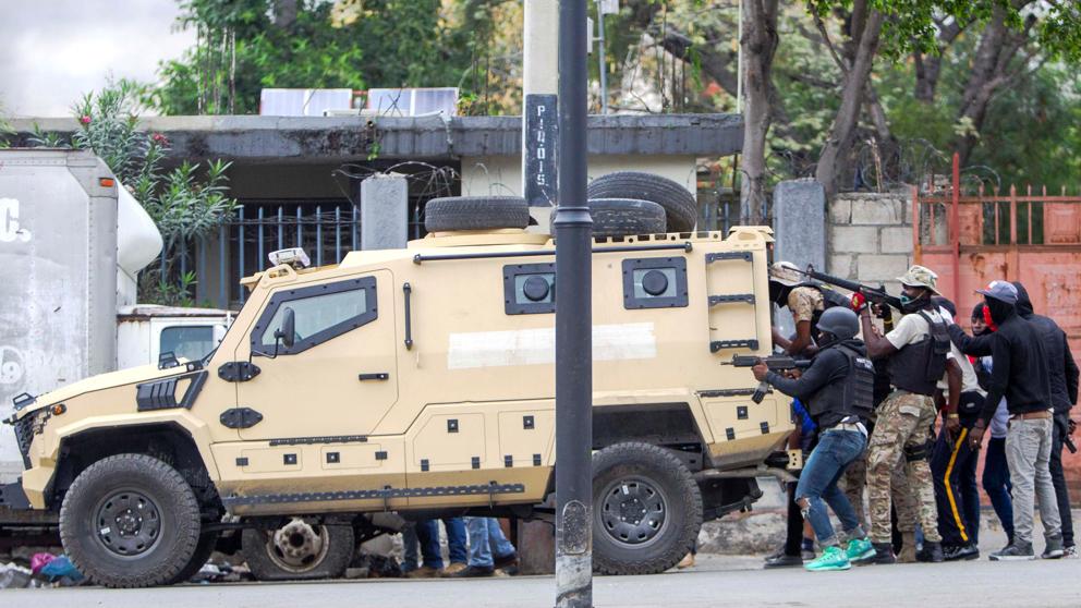 Policías y militares de Haití convierten la capital en una zona de guerra