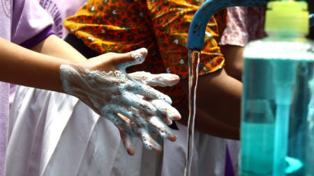 64762744 lavarse las manos coronavirus