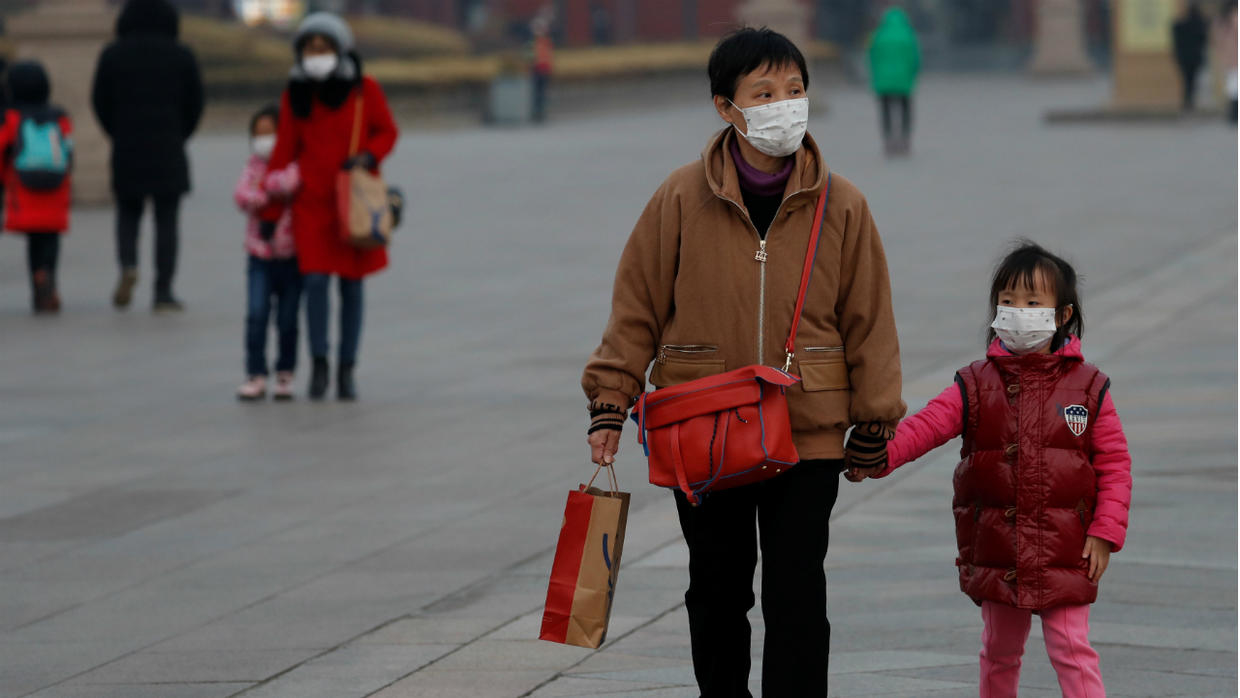 China sigue casi paralizada y reconoce la falta de material contra el virus