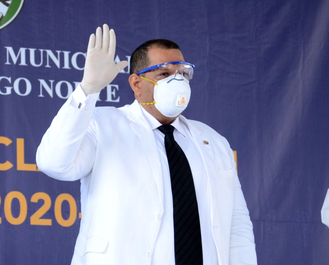 Alcalde Carlos Guzmán toma posesión en SDN