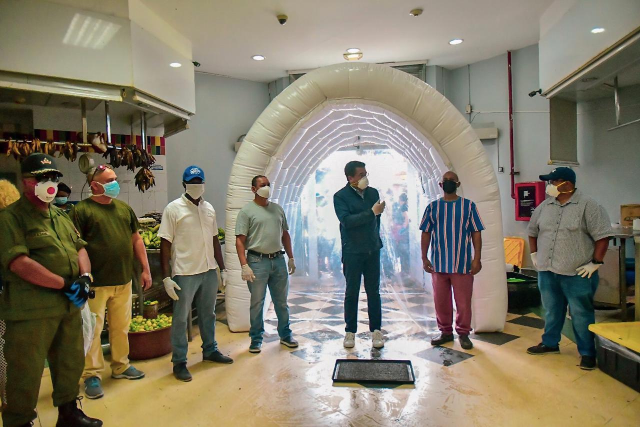 Alcalde David Collado coloca segundo túnel sanitizante en Mercado Cristo Rey
