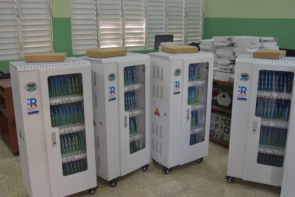 Minerd entrega 40 carritos tecnológicos y 1,600 tabletas a 10 centros educativos en Bahoruco
