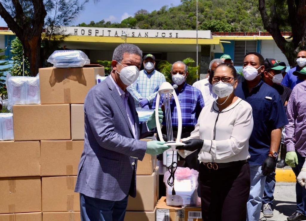 Leonel Fernández dona ventilador digital y mascarillas a hospitales de Ocoa y Azua