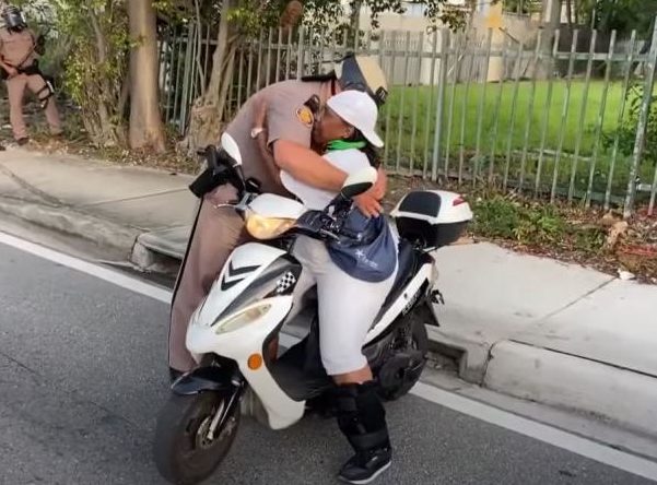 Abrazo entre un policía blanco de Miami y una activista negra se hace 