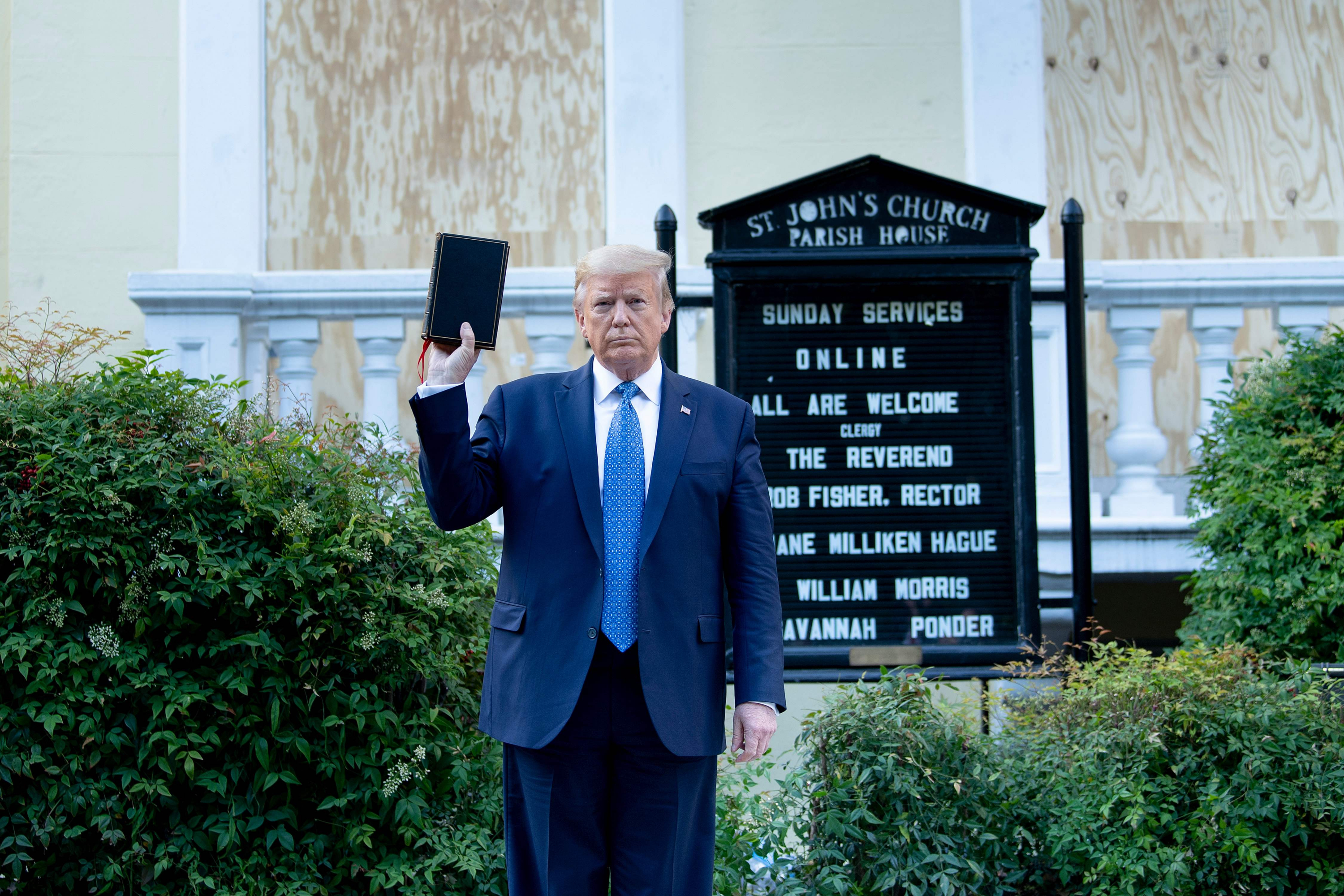 Trump se toma foto con la Biblia en Iglesia Episcopal en medio de protestas