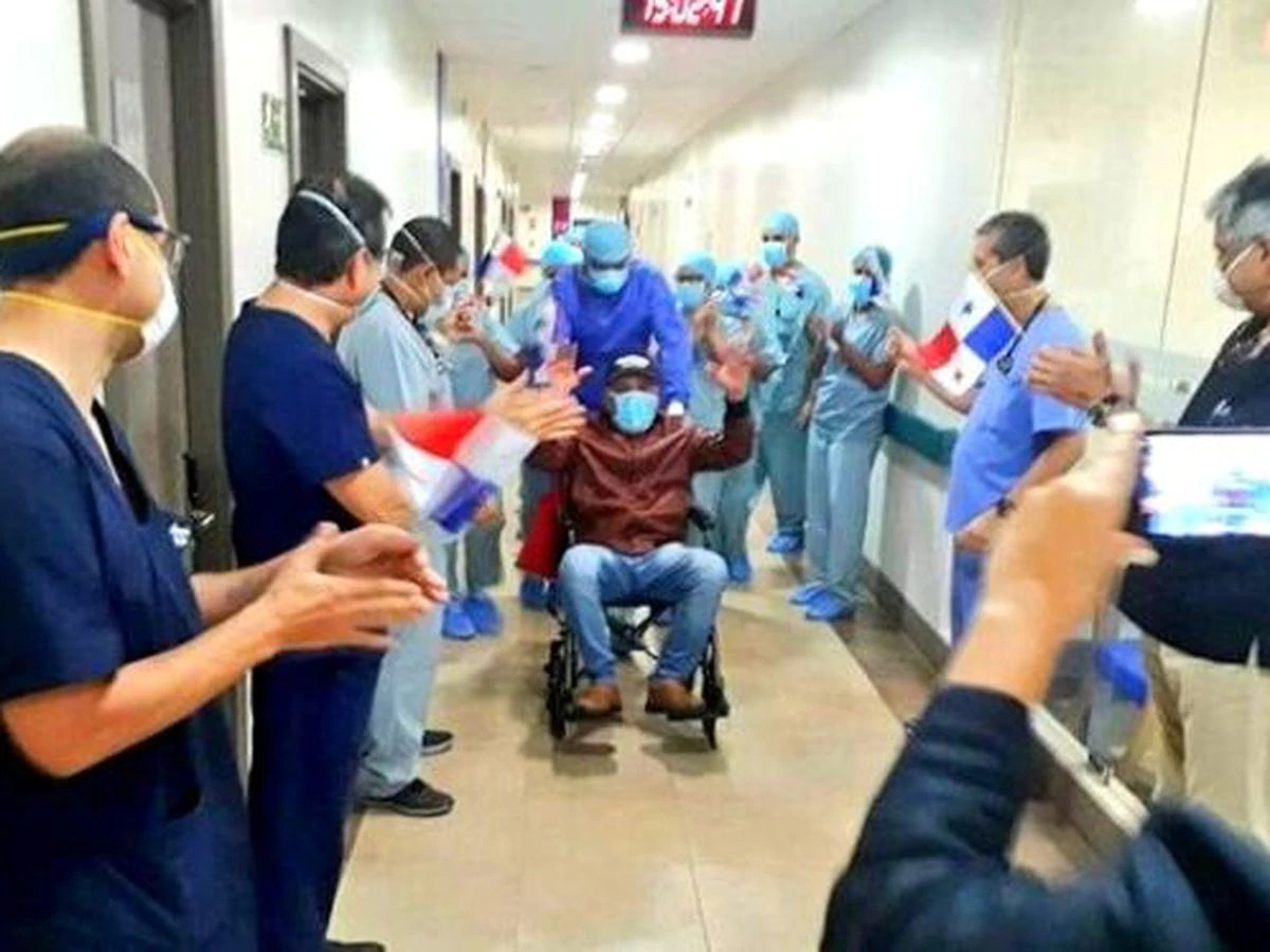 “Mano de Piedra” Durán sale del hospital tras ganar la pelea contra COVID-19