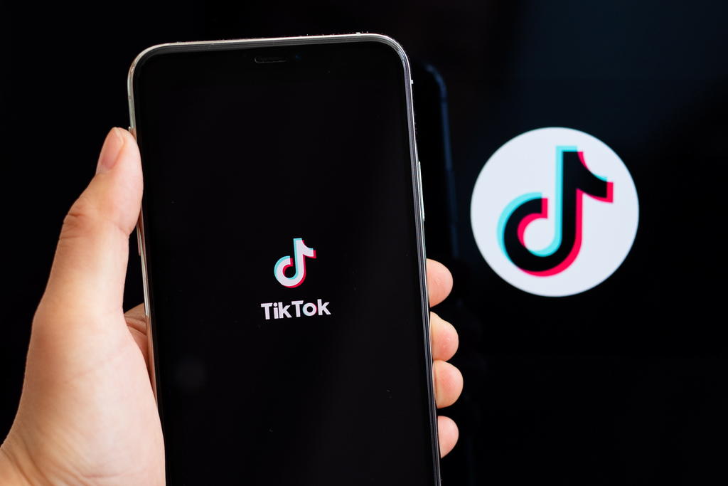 Amazon Prohibe A Sus Empleados Usar Tiktok Por Motivos De Seguridad - espío a mi vecino siendo invisible en roblox