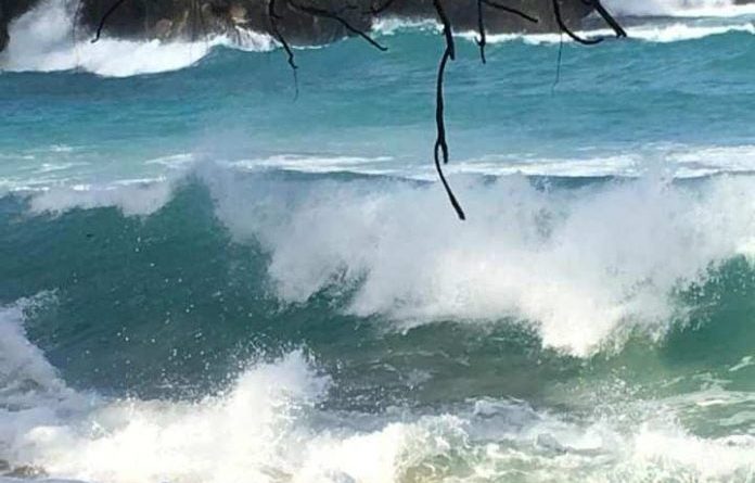 Oleaje peligroso en las costas del país y lluvias dispersas