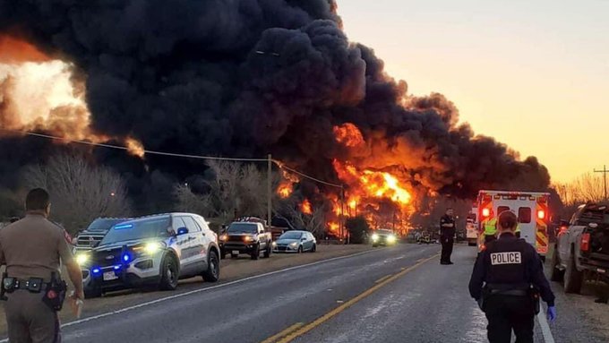 Strong Explosion in Texas after a Train hit an articulated Truck