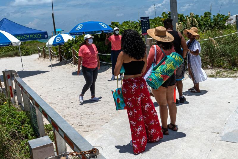 Tourists in Miami Beach abide by the curfew and leave peacefully