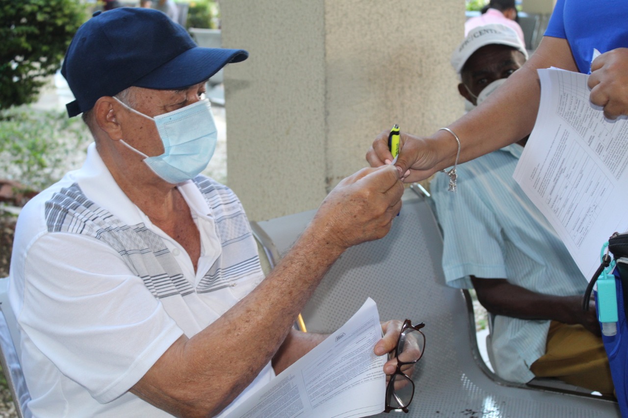 Hospital Marcelino Vélez Santana inicia jornada de vacunación a adultos mayores