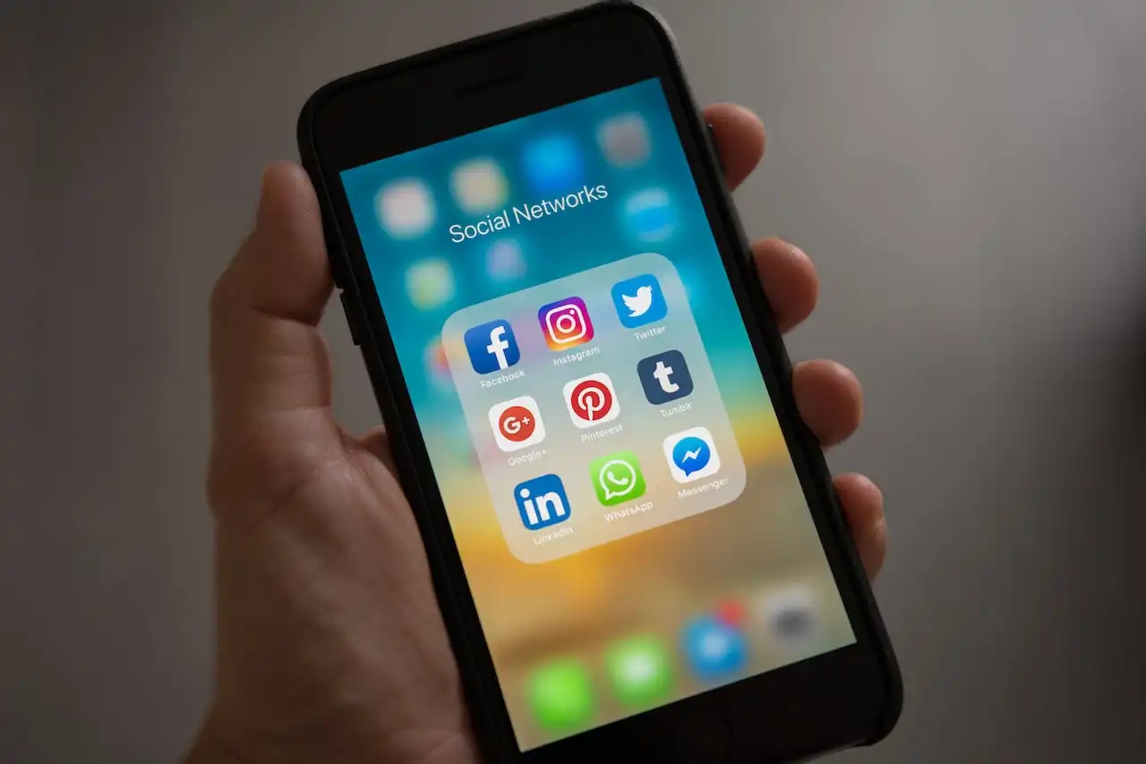 Aplicaciones de redes sociales en móvil