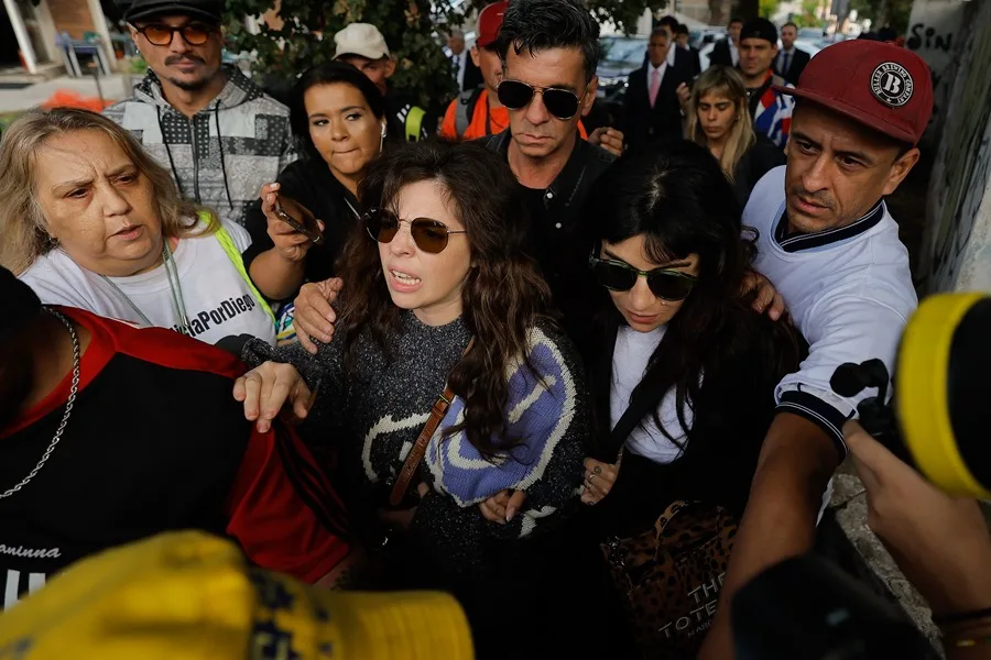 Grupo de personas caminando rodeados de seguridad